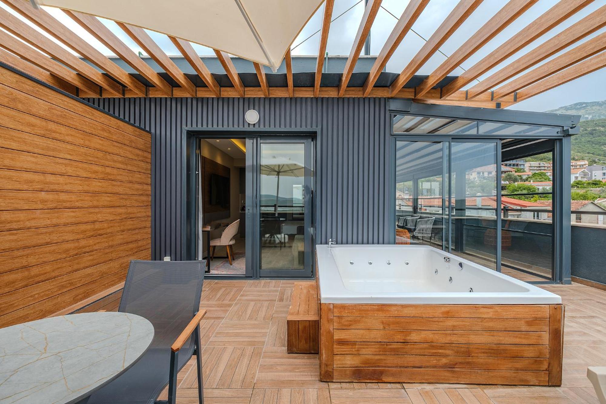 Montenegro Lodge Kavač Rom bilde A rooftop spa