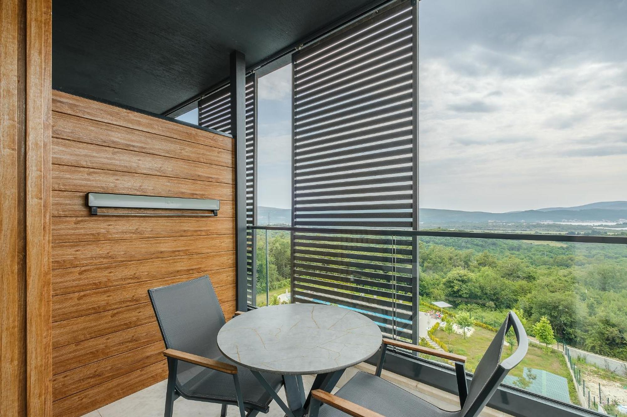 Montenegro Lodge Kavač Rom bilde Balcony of a suite
