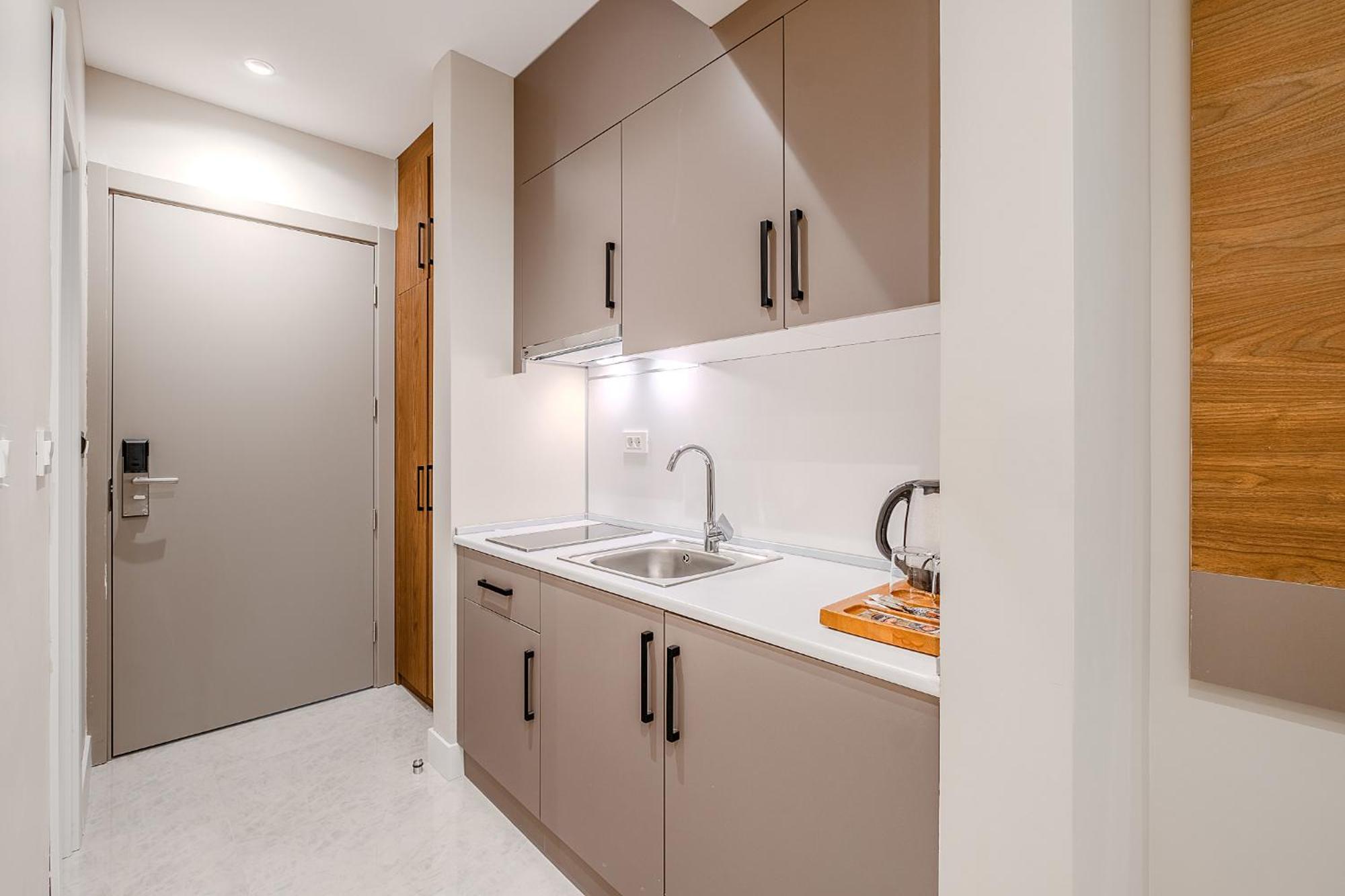 Montenegro Lodge Kavač Rom bilde A typical kitchen in a student apartment