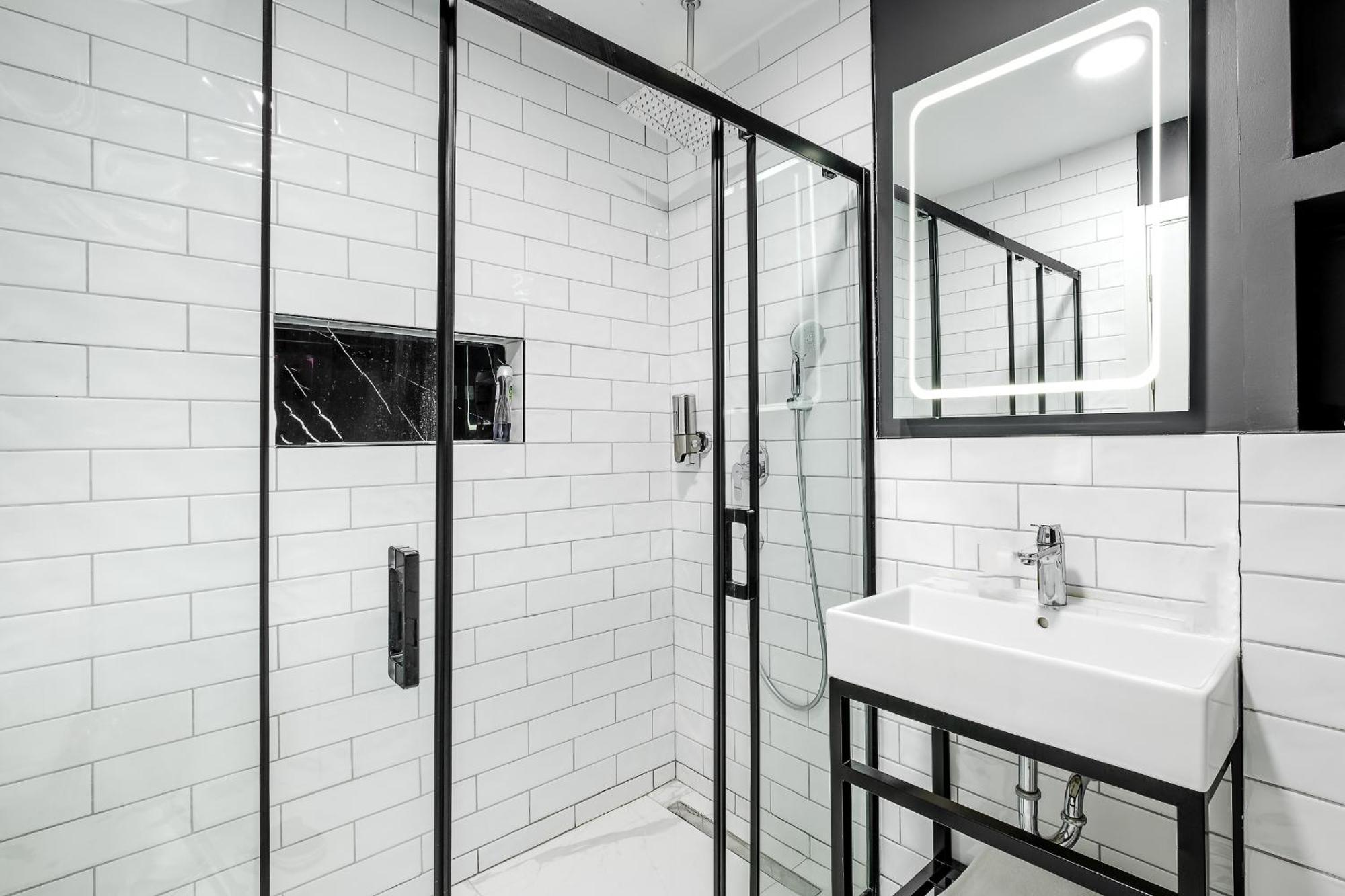Montenegro Lodge Kavač Rom bilde A shower enclosure