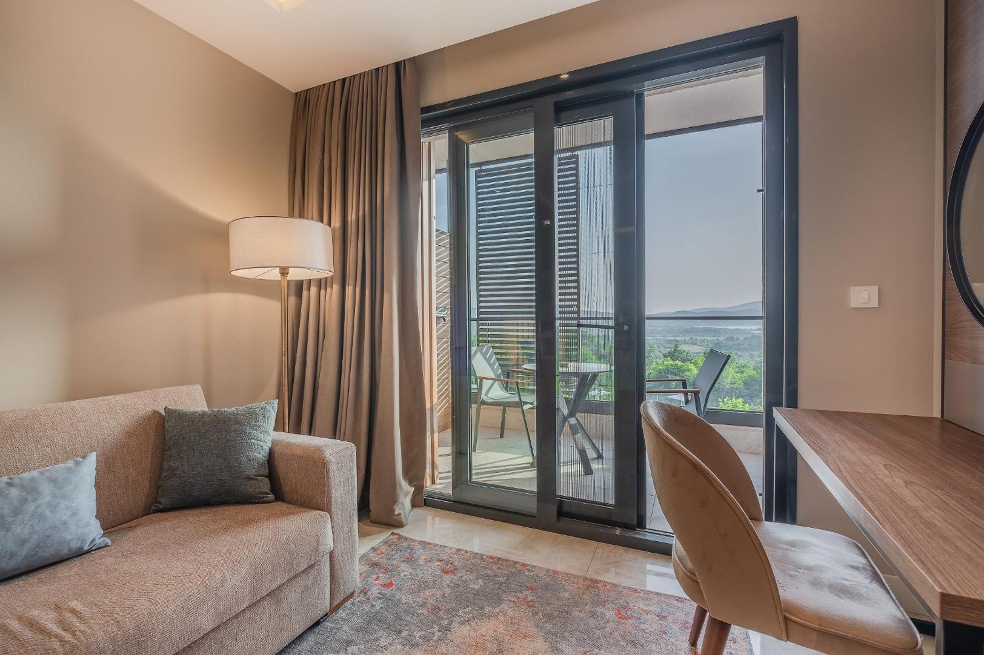 Montenegro Lodge Kavač Rom bilde A living room with a sliding door