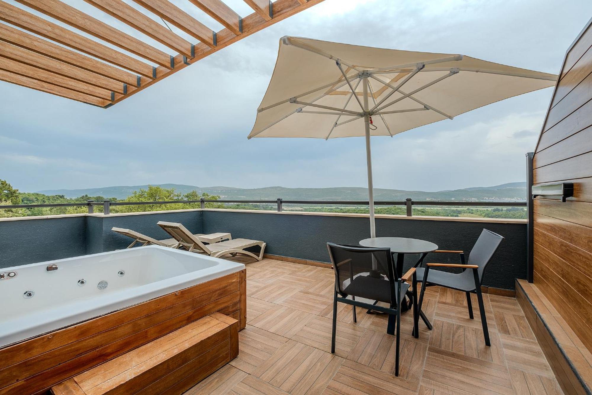 Montenegro Lodge Kavač Rom bilde Terrace with a hot tub