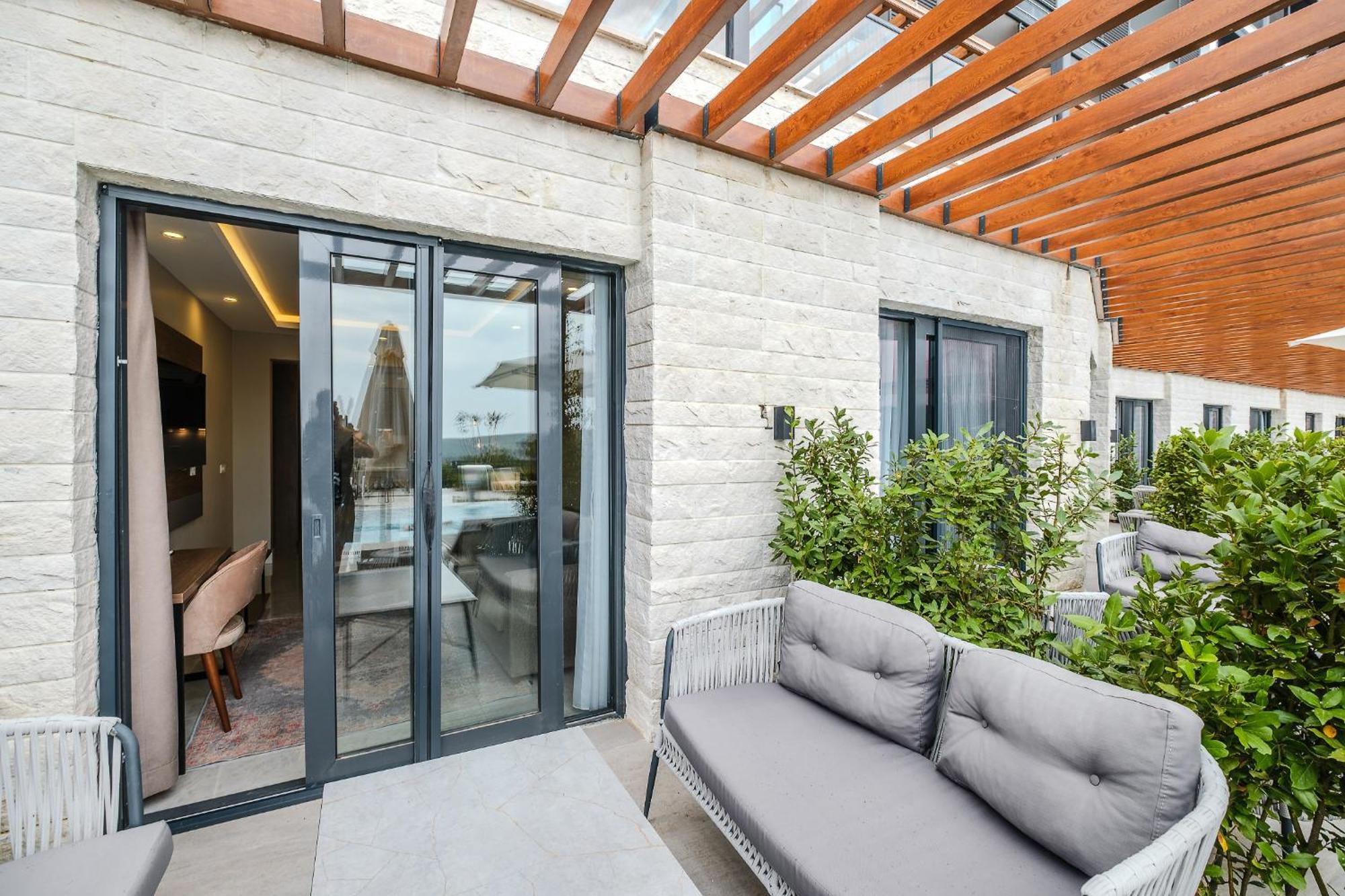 Montenegro Lodge Kavač Rom bilde A sliding door