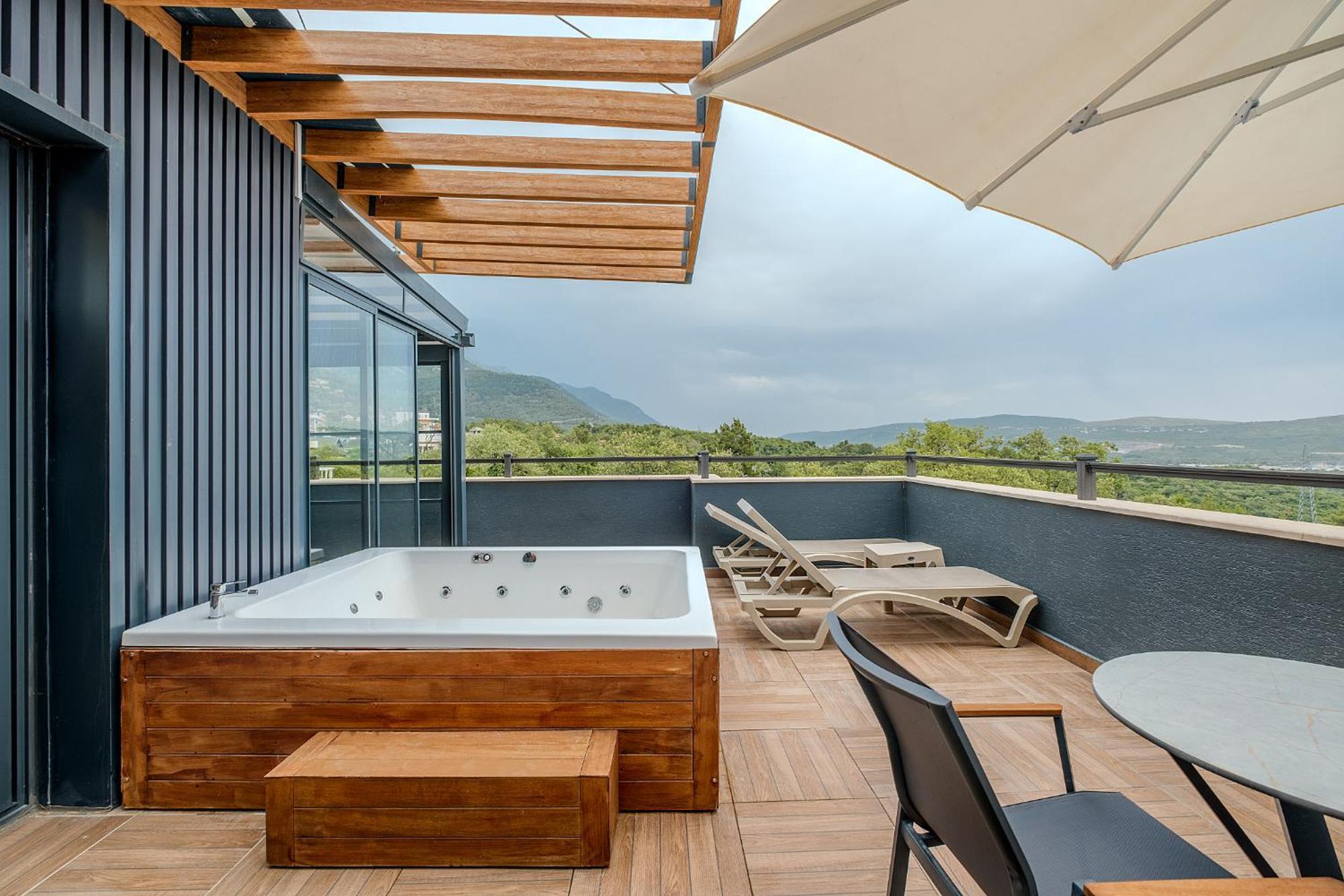 Montenegro Lodge Kavač Rom bilde Rooftop terrace with a hot tub