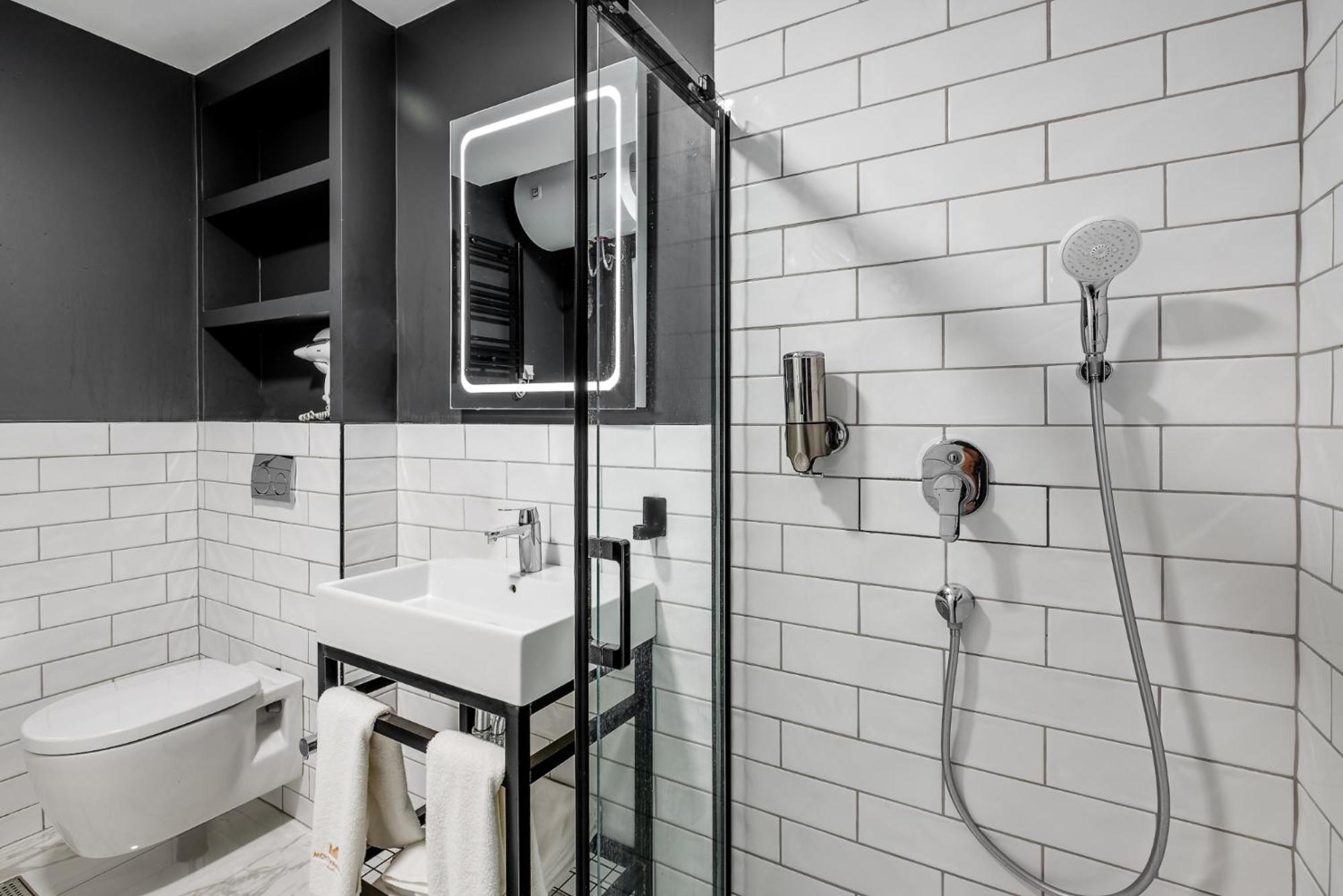 Montenegro Lodge Kavač Rom bilde A shower with a shower hose