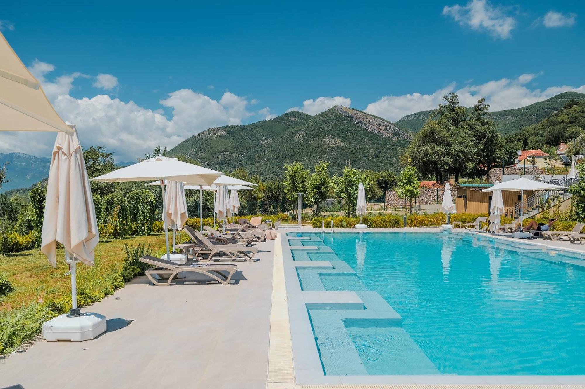 Montenegro Lodge Kavač Eksteriør bilde The swimming pool at the hotel