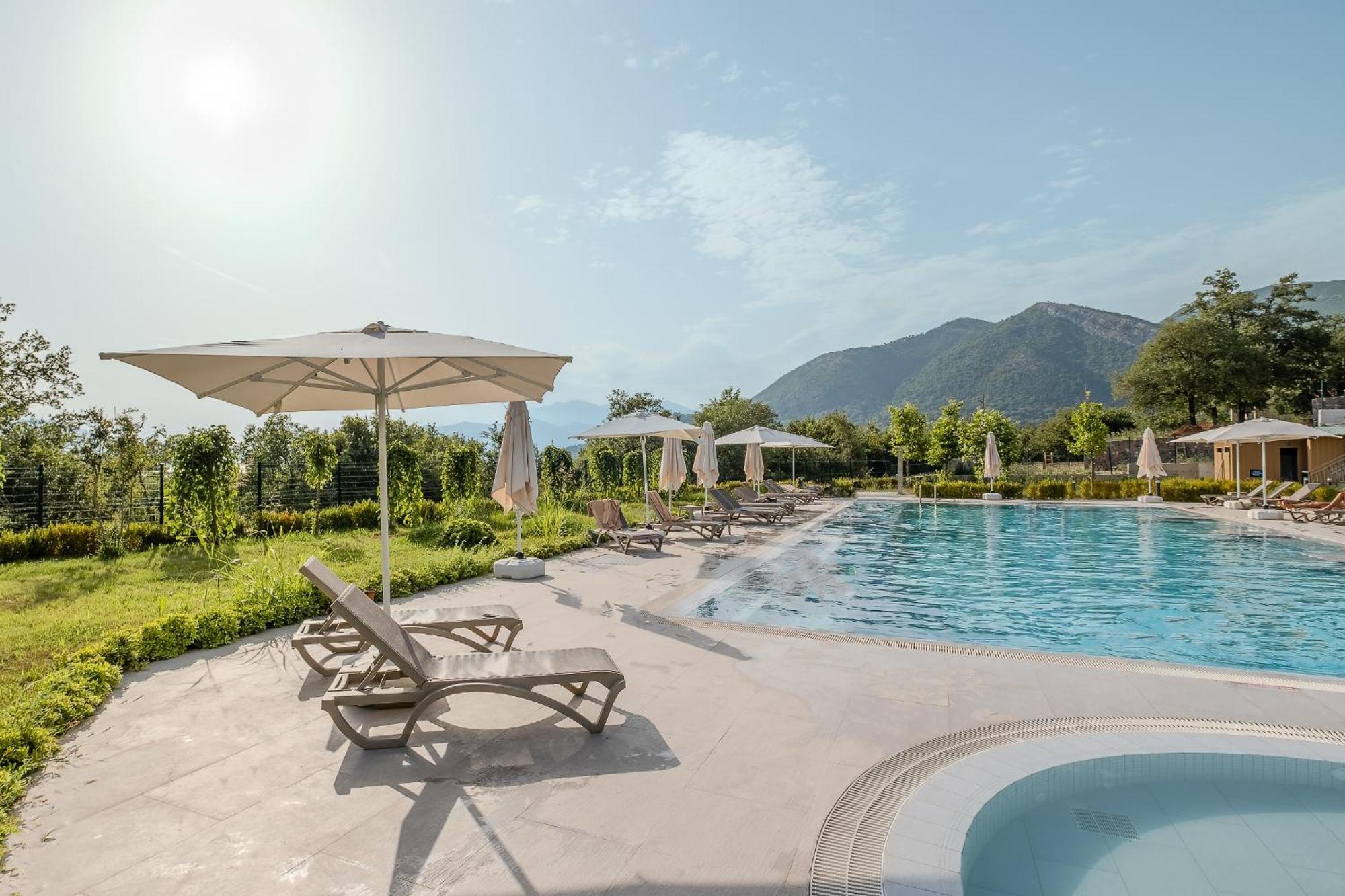 Montenegro Lodge Kavač Eksteriør bilde The swimming pool at the hotel